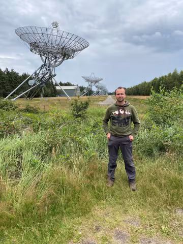 Joost bij radiotelescoop Dwingelo